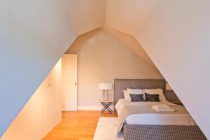 Iconic & Elegant Design 2 bedroom Apt By FS