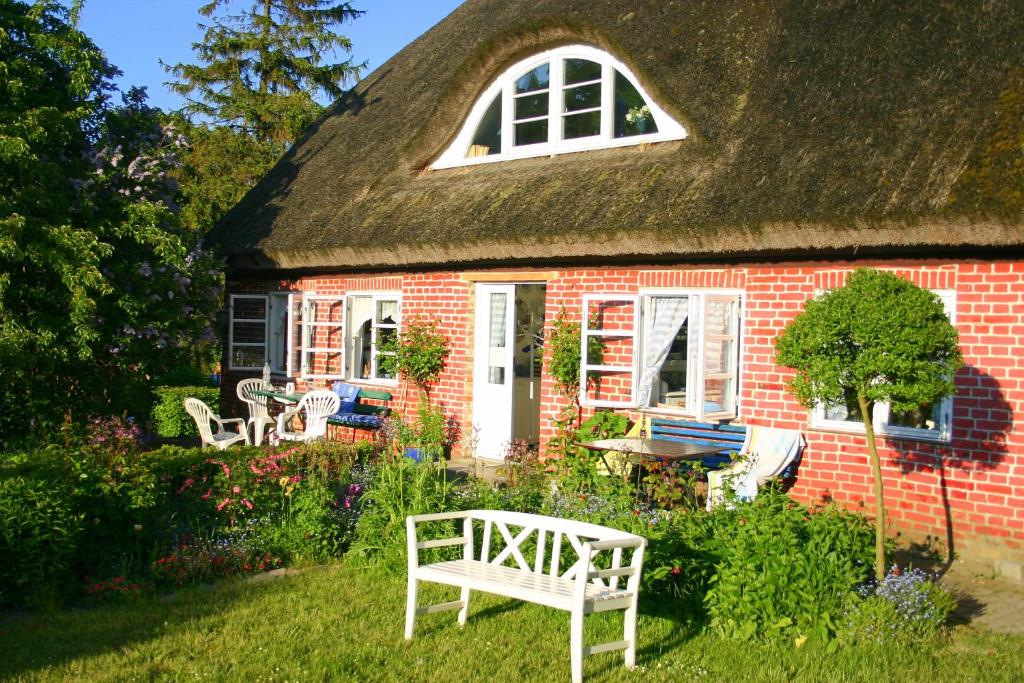 Im Feriengarten - Ferienwohnung EG Kastanienallee 5, 18551 Nardevitz