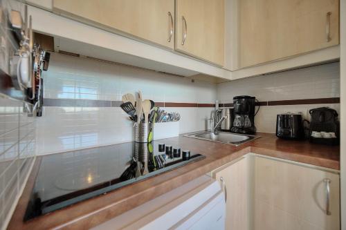 IMMOGROOM - 1BR sea view - Wifi - Terrace - AC - Pool - Parking