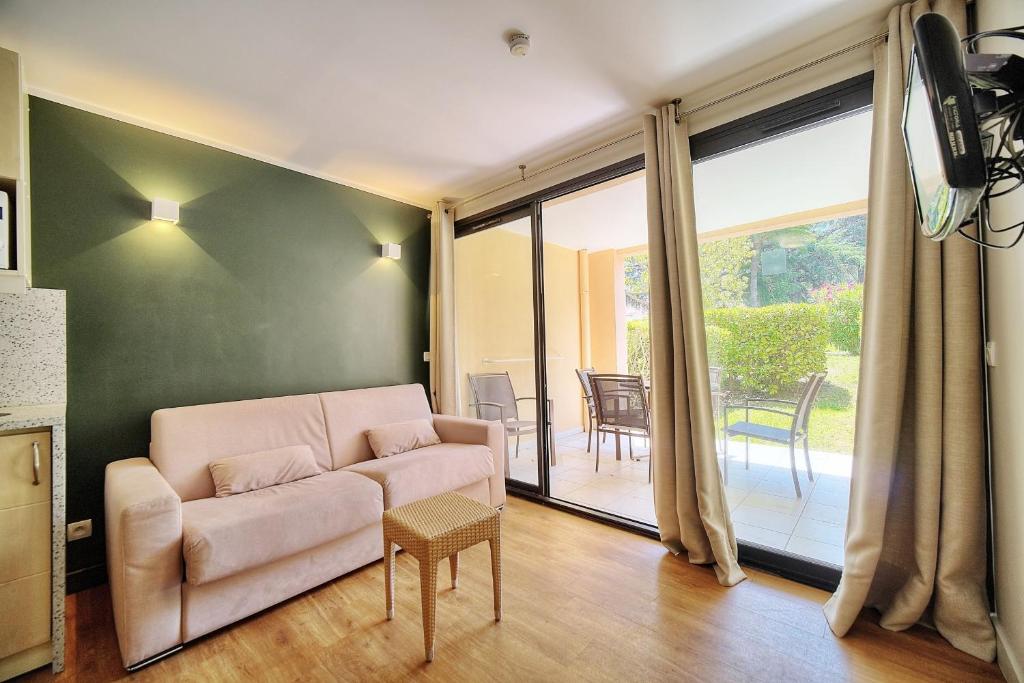 Appartement IMMOGROOM - 2 Pièces - Rénové - Terrasse - Parking - Jardin - Piscine 33 avenue Amiral Wester Wemyss 06400 Cannes