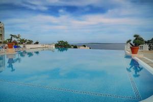 IMMOGROOM - 2 Rooms - Renovated - Pool - AC - Parking - Garden