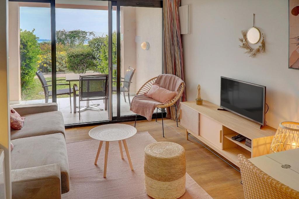 IMMOGROOM - 2 Rooms renovated - Pool - Terrace - Garden - Parking - 33 Avenue Amiral Wester Wemyss, 06150 Cannes