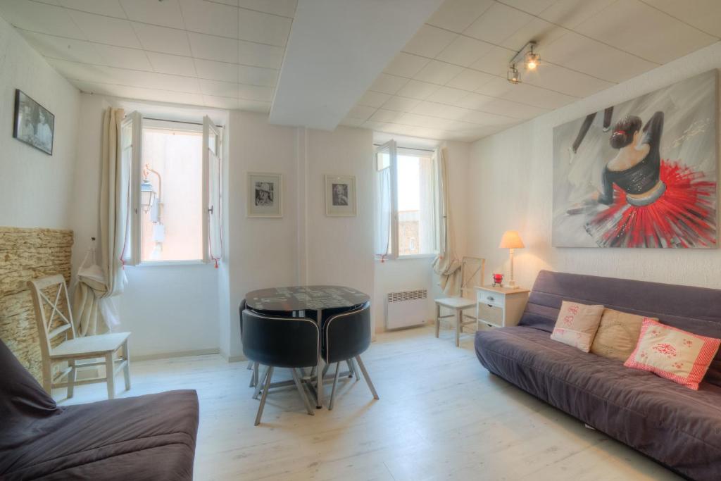 Appartement IMMOGROOM Historic Place SUQUET - 8 min PALAIS CONGRESSBEACHES 8 rue de la boucherie 06400 Cannes