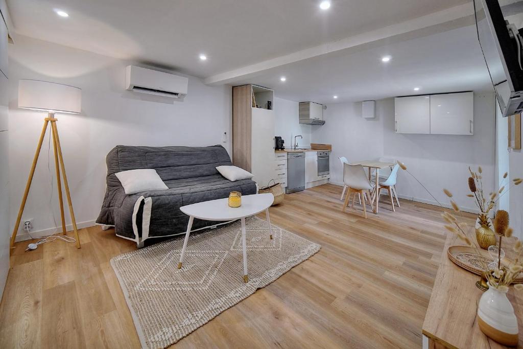 IMMOGROOM - Renovated - Fully equipped - Terrace - AC- Parking 14 rue Pierre Graglia, 06400 Cannes