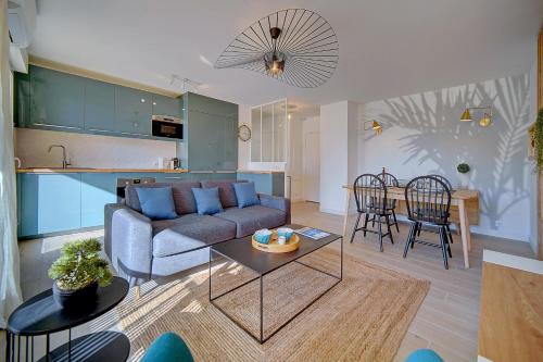IMMOGROOM- Renovated- Large terrace- AC- Shops- Parking