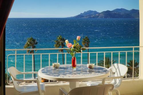 IMMOGROOM- Sea view - Center- AC- Front of the beaches