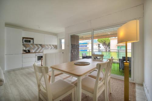 IMMOGROOM - Terrace - Near shops - Parking - Wifi - AC livingroom