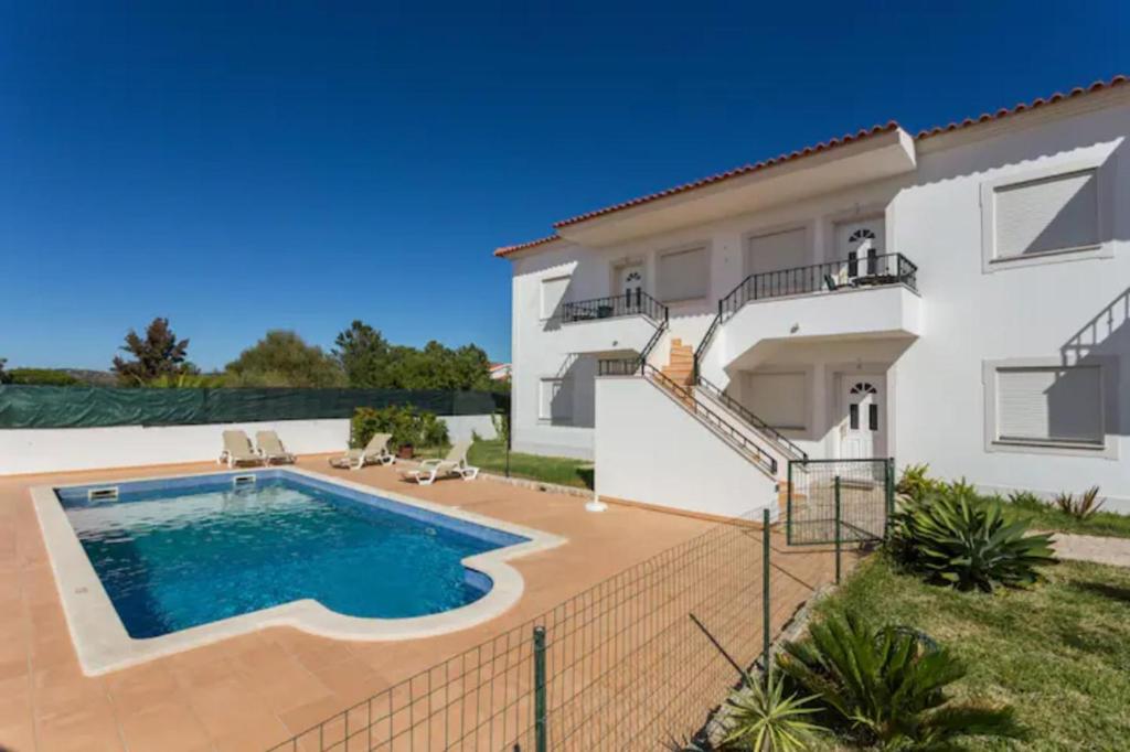 Inviting 2-Bed Apartment in Albufeira Estrada de Vilamoura - EM526, 25, 8200-592 Albufeira