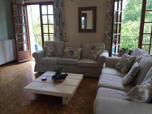 Inviting 2-Bed Apartment with pool in Saint-Romain