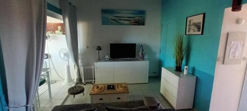 ISIS 2 : proche plage et port