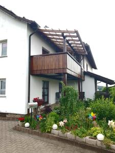 Appartement Isoldes Ferienparadies IsoldeStecher Kirchenweg 3,69253 Heiligkreuzsteinach Ferienwohnung 110qm,2Schlafzimmer,Küche,Ess u Wohnzimmer,Bad,Terrasse u Balkon! 69253 Heiligkreuzsteinach Bade-Wurtemberg