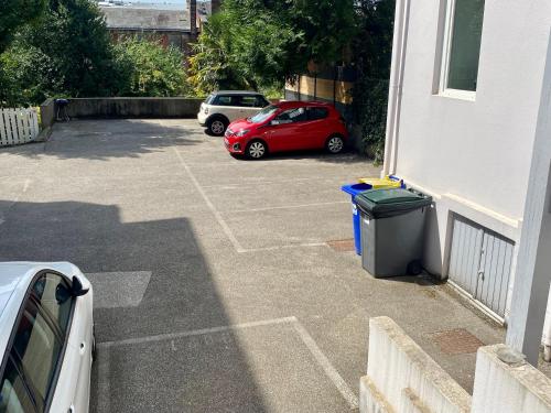 J'entends le lit, le Renard et le parking...-T2