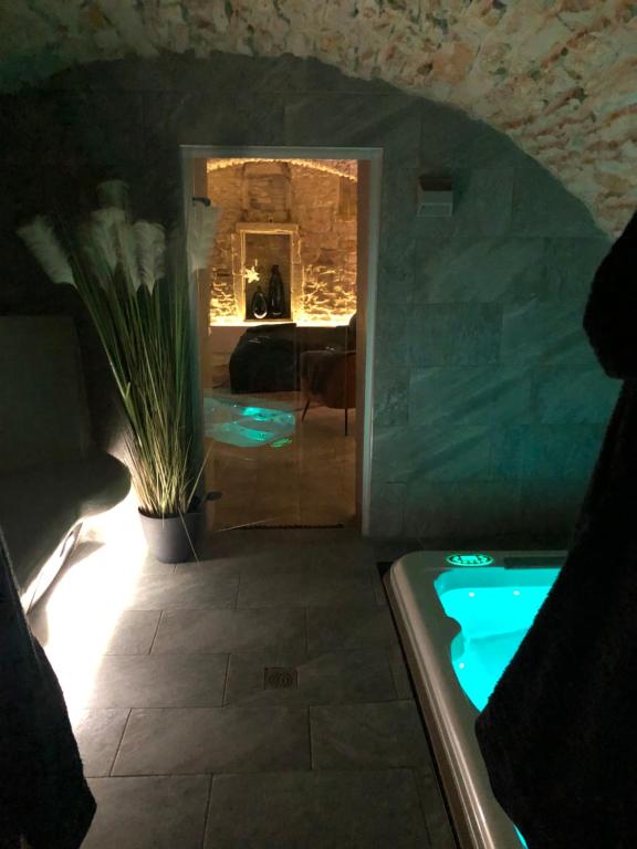 jaccuzi & spa des caves Stanislas 61 Rue Saint-Dizier, 54000 Nancy