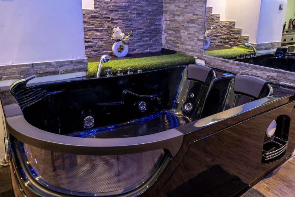 Jacuzzi, appart moderne, 30 mètres de la mer 137 Rue de France, 06000 Nice