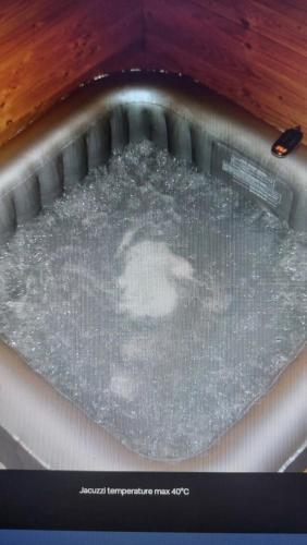 Jacuzzi avec vue sur la rivière l'Yerres