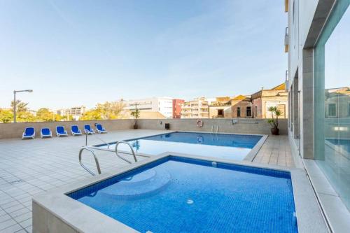 James's Quinta das Palmeiras, spacious 2 bedroom apartment in luxury complex, walking distance to town and beach