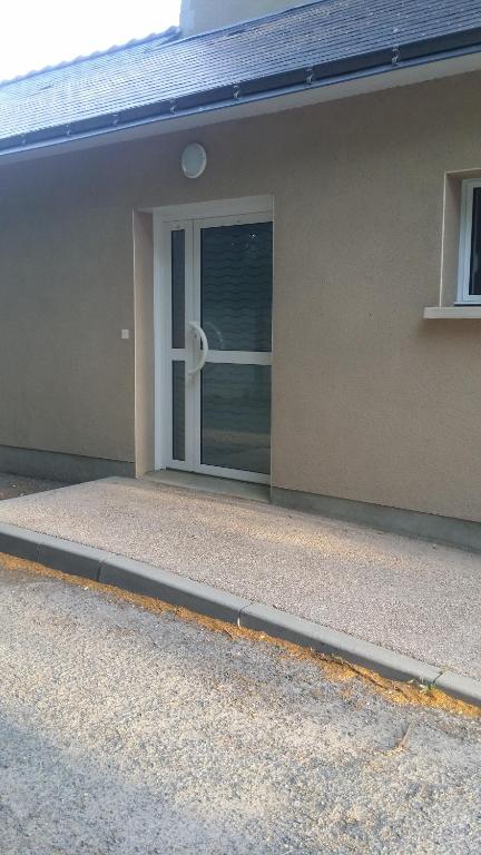 JOLI 25 m LUMINEUX avec BALCON et PISCINE 83380 Roquebrune-sur Argens