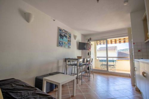 JOLI 25 m LUMINEUX avec BALCON et PISCINE