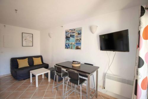 JOLI 25 m LUMINEUX avec BALCON et PISCINE