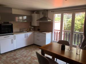 Joli appartement avec balcon, jardin et garage - vue sur montagne