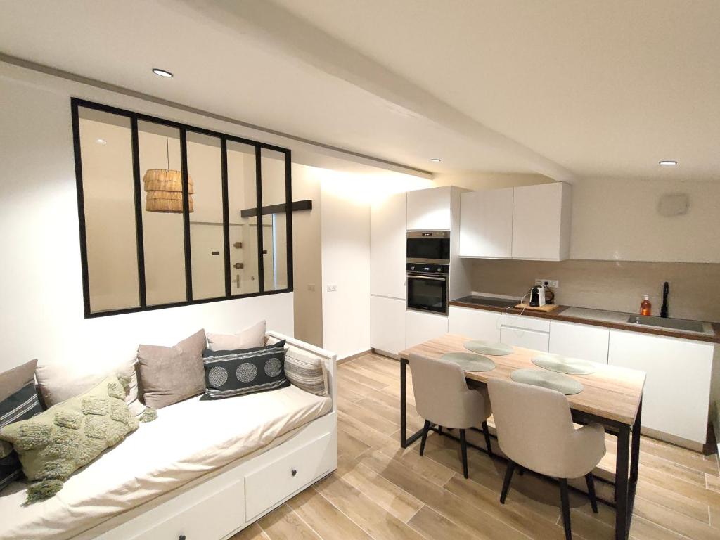 joli appartement port de Nice 12 Rue Cassini, 06300 Nice