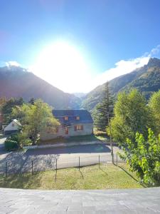 Joli chalet 60m2 proche du centre. parking. balcon