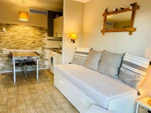 Joli cozy appartement, aperçu mer, piscine, gardien