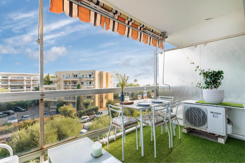 Appartement Joli grand appartement terrasse lit 180X200 vue mer 10min plages immeuble \ 06160 Juan-les-Pins