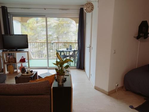 Joli studio avec coin nuit indépendant, piscine et parc de 8 hectares proche de la plage