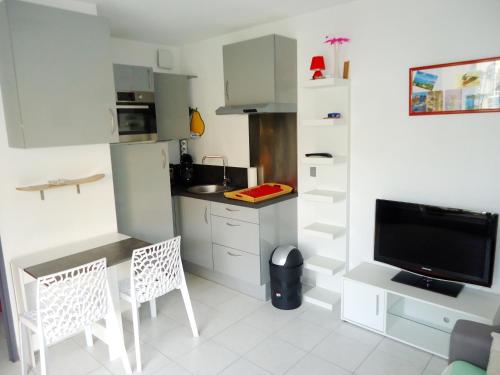 JOLI STUDIO AVEC TERRASSE PROCHE PLAGES