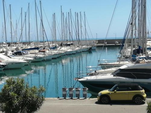Joli studio bord de mer, clim, balcon, parking privé