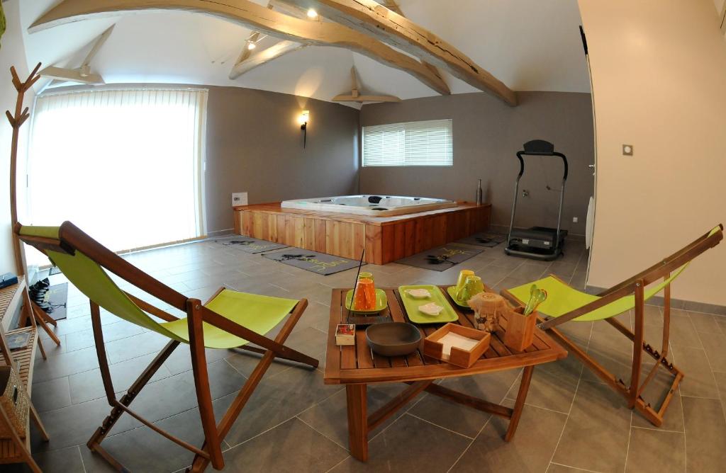 Joli studio bord de mer, clim, balcon, parking privé 06500 Menton