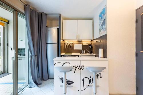 Joli studio cabine climatisé avec parking et piscine