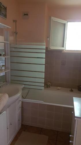 Joli studio de 26 m² avec véranda de 6 m² calme et vue sur montagne