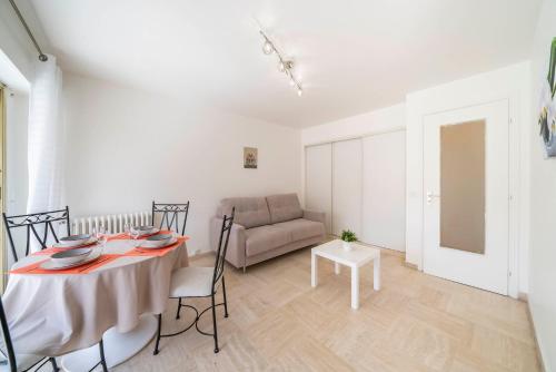 Joli studio idéalement situé derrière le Carlton