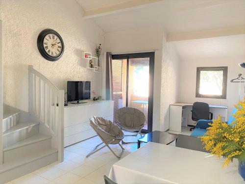 Joli studio mezzanine climatisé avec accès à pied à la plage de San Ciprianu