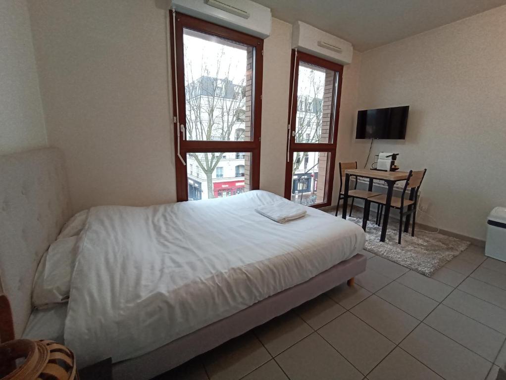 Appartement Joli studio récent, plein centre de Chaville 1500 Avenue Roger Salengro 92370 Chaville