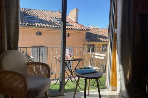 Joli studio rénové près de la Place d'Albertas !