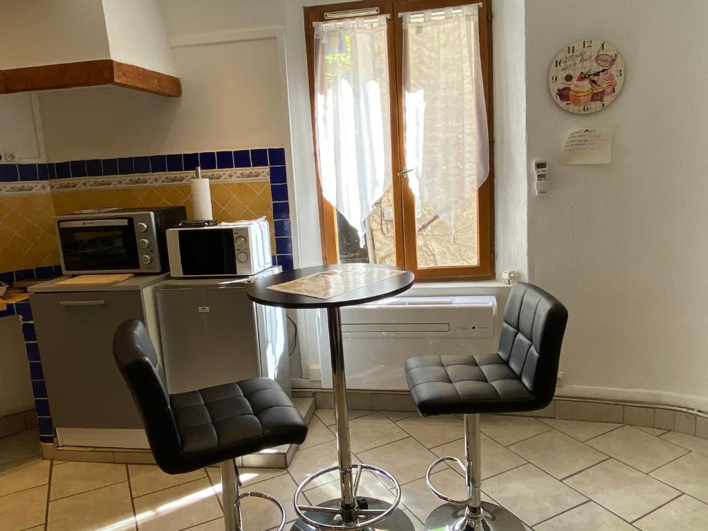 Joli T2 1er etage ancienne bergerie 83500 La Seyne-sur-Mer