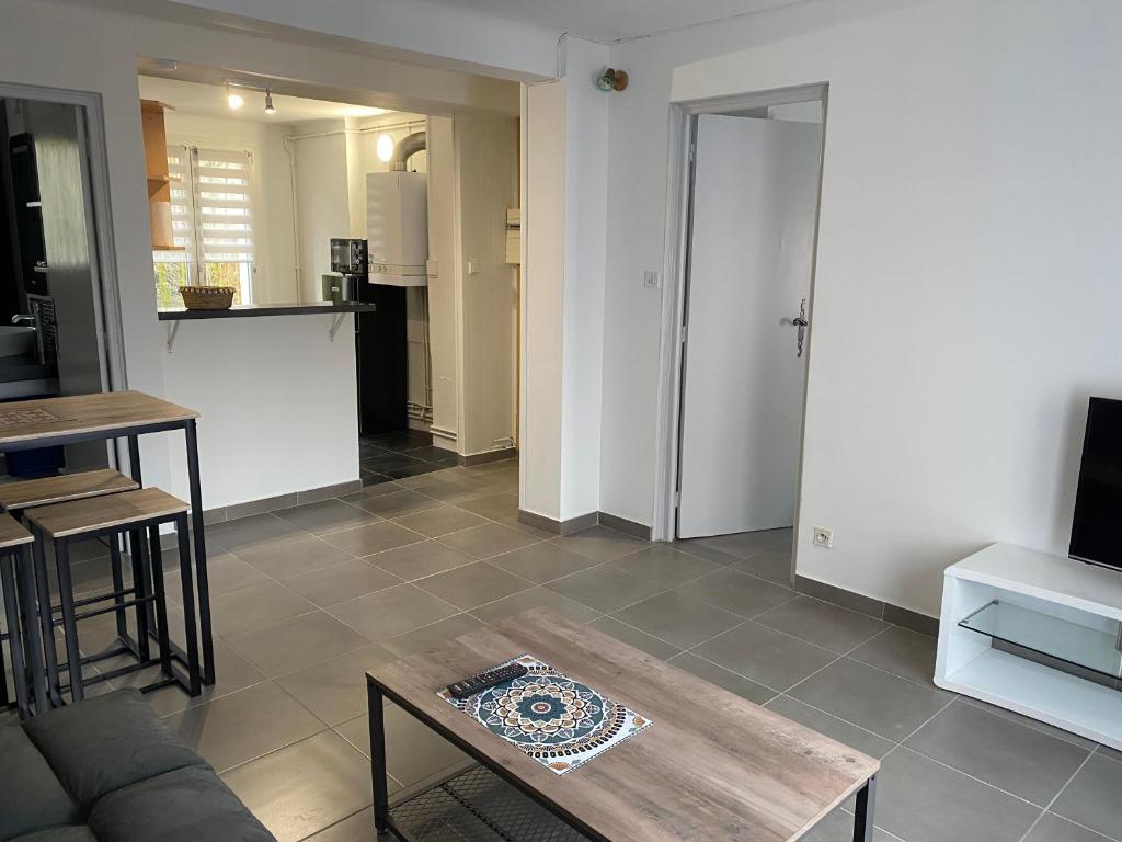 Appartement Joli T2 Climatisé Nimes proche Gare et centre ville 1 ère étage 5 Rue Ernest Daudet 30000 Nîmes