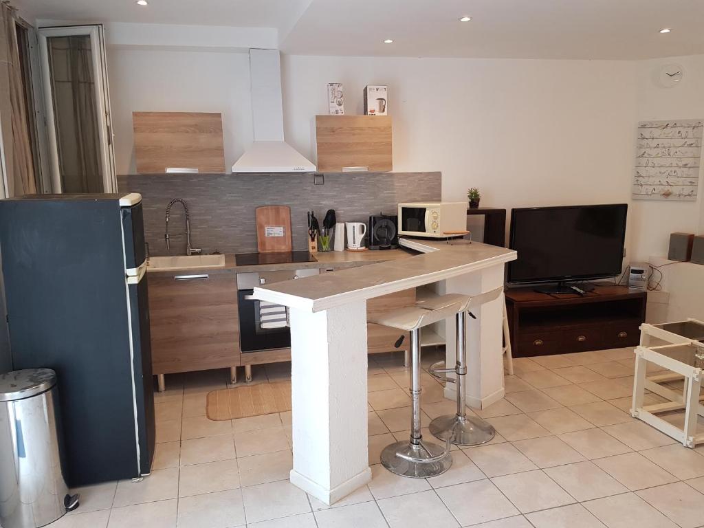 Appartement Joli T2 en centre-ville tout équipé + barbecue 11 Rue sous les Cloches 13800 Istres