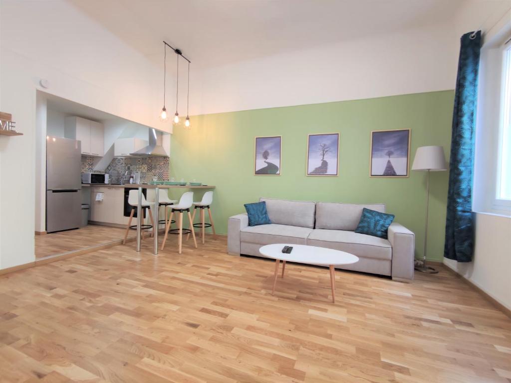 Joli T2 proche Vieux-port, Terrasses du port et Metro Joliette rez de chaussée 12 Rue Charles Plumier, 13002 Marseille