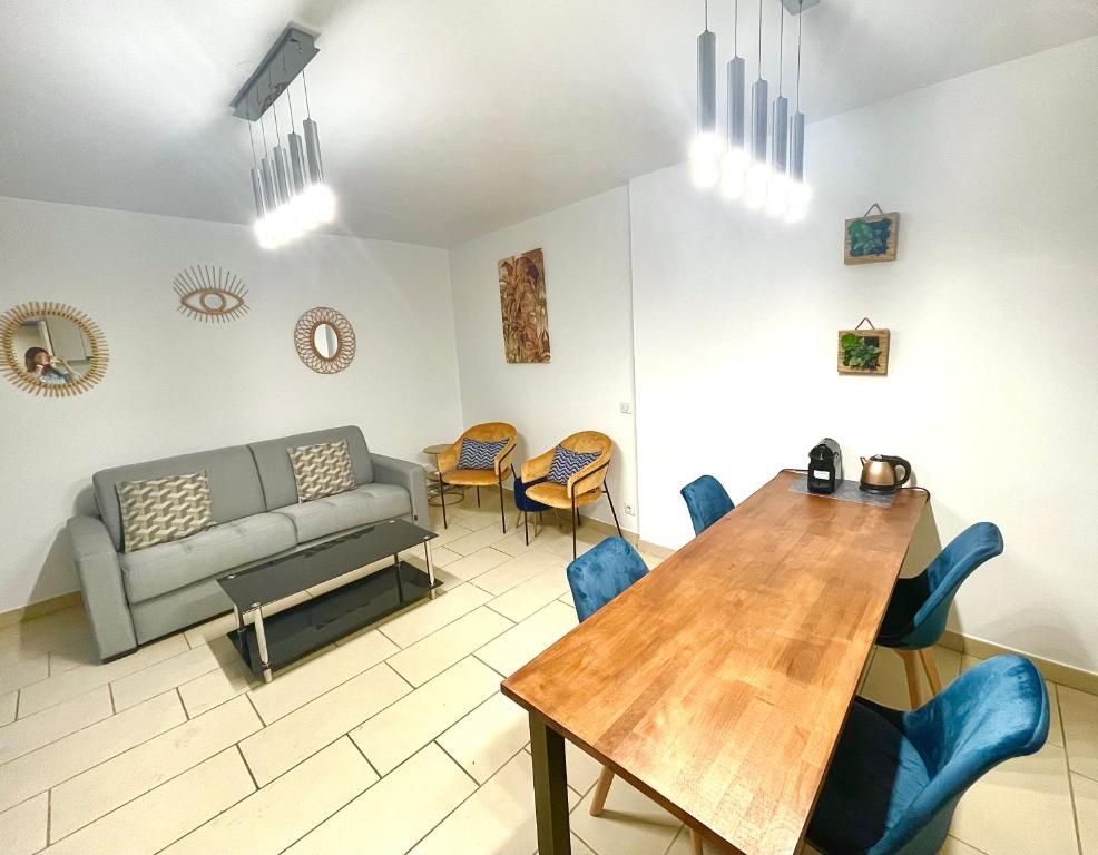 Jolie 3 pièces avec terrasse au vieux port, à 2 pas des plages et du palais. 10 Rue de la Rampe, 06400 Cannes