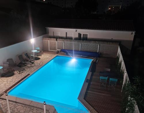 Jolie dépendance - terrasse privée et piscine !