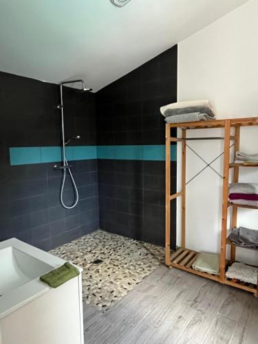 Jolie studio avec Piscine et Sauna dans la verdure