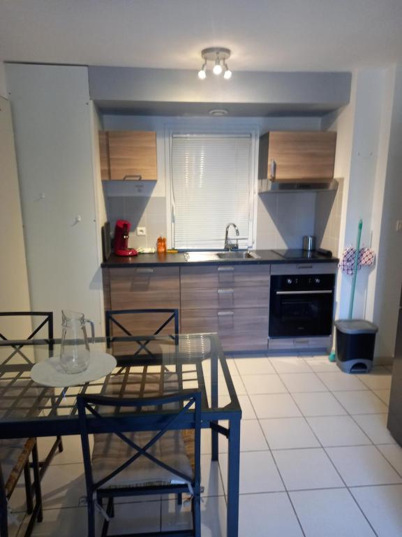 Appartement Jolie t2 aménagée et équipée village goelia 2 piscine chauffée La Falque 12130 Saint-Geniez-dʼOlt