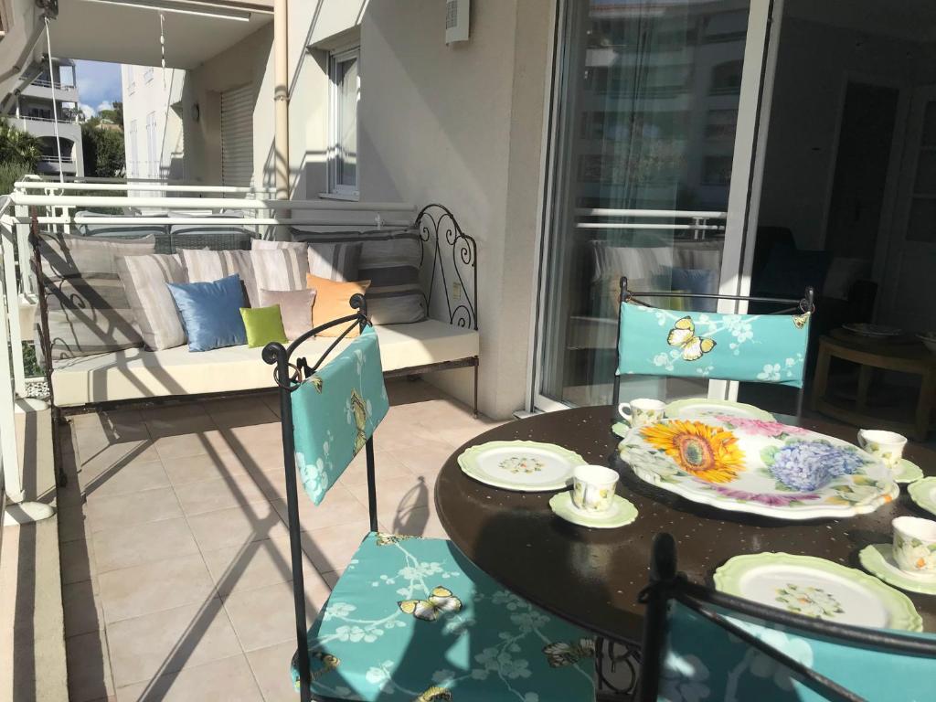 Appartement Juan Flore: Calme absolu à 100m de la plage 220 Rue du Jardin Secret 06160 Antibes