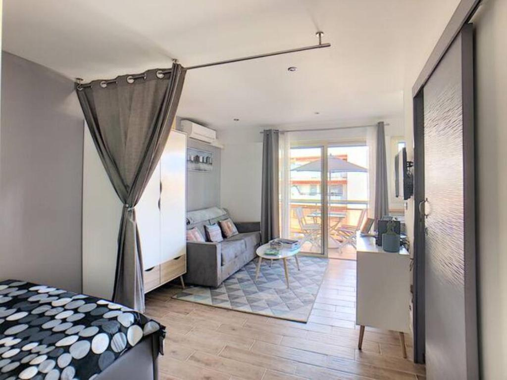 Juan Les Pins Centre - Studio Neuf Avec Terrasse - 3 Mins Des Plages - Jazz Apartment 19 Avenue Docteur Dautheville, 06160 Antibes