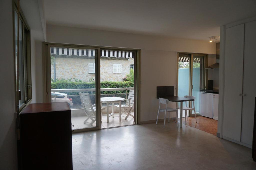 Appartement Juan-les-pins résidentiel, grand studio proche plages et commerces 5 Impasse Bouvard 06160 Antibes