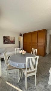 JUAN LES PINS, T2 Cosy et confortable, avec PARKING en sous-sol, proche plages et commerces